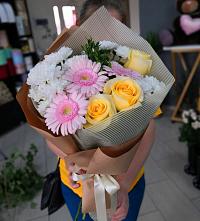 Букет цветов из:  Герберы, Розы и Хризантемы в Воткинске