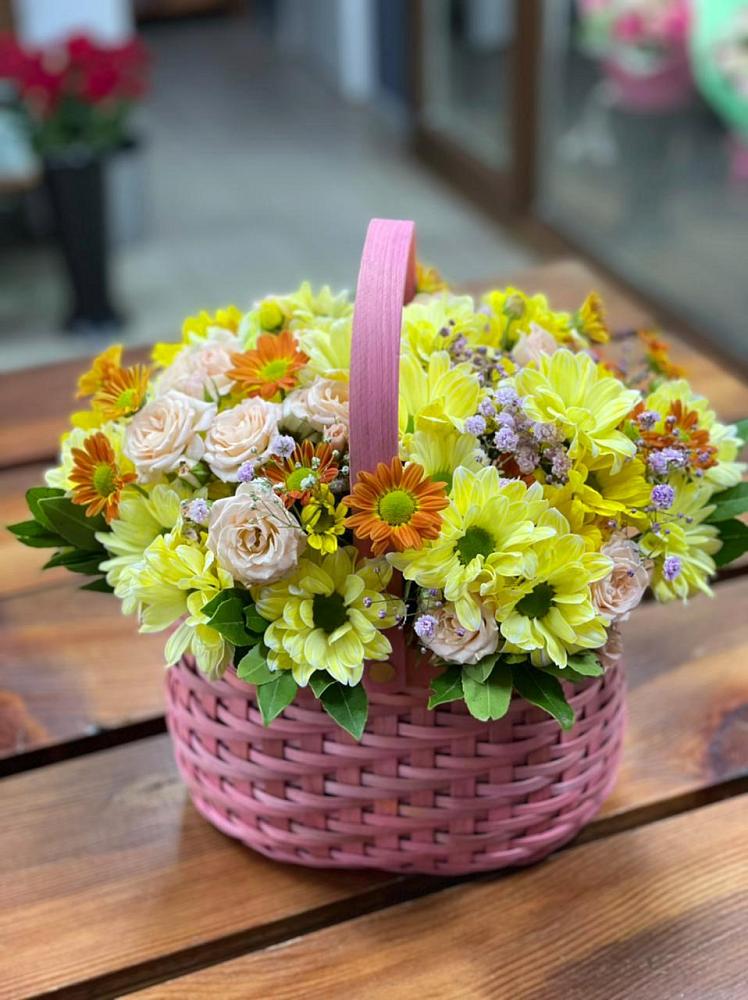 Цветочная композиция из Хризантемы и Розы в корзине в Воткинске