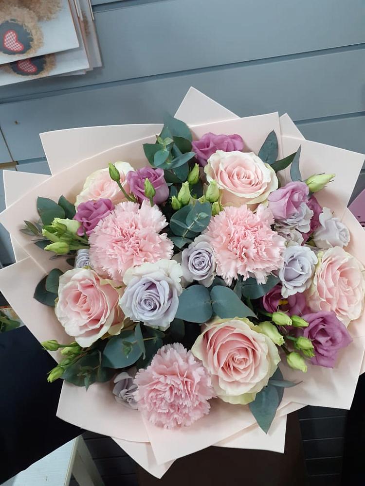 Букет цветов из: Розы, Гвоздики и Лизиантусы в Воткинске